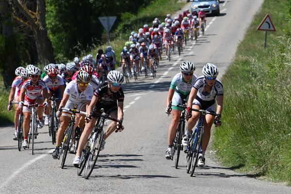 The bunch chases Visser.
