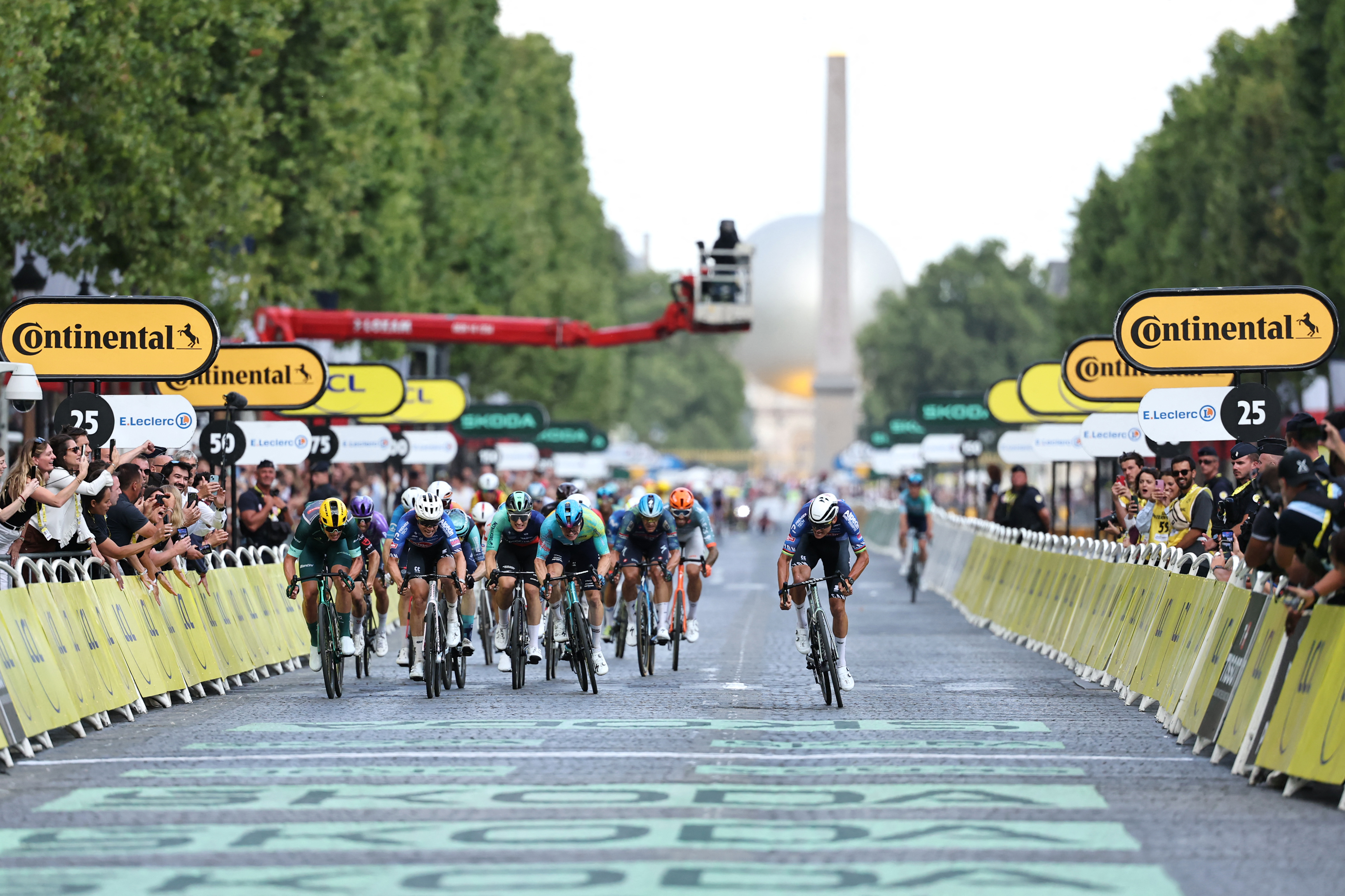 Alpecin - Premier Tech's Mathieu van der Poel (R) sprints to the line on stage 21 of the Tour de France (Photo by Anne-Christine POUJOULAT / AFP)