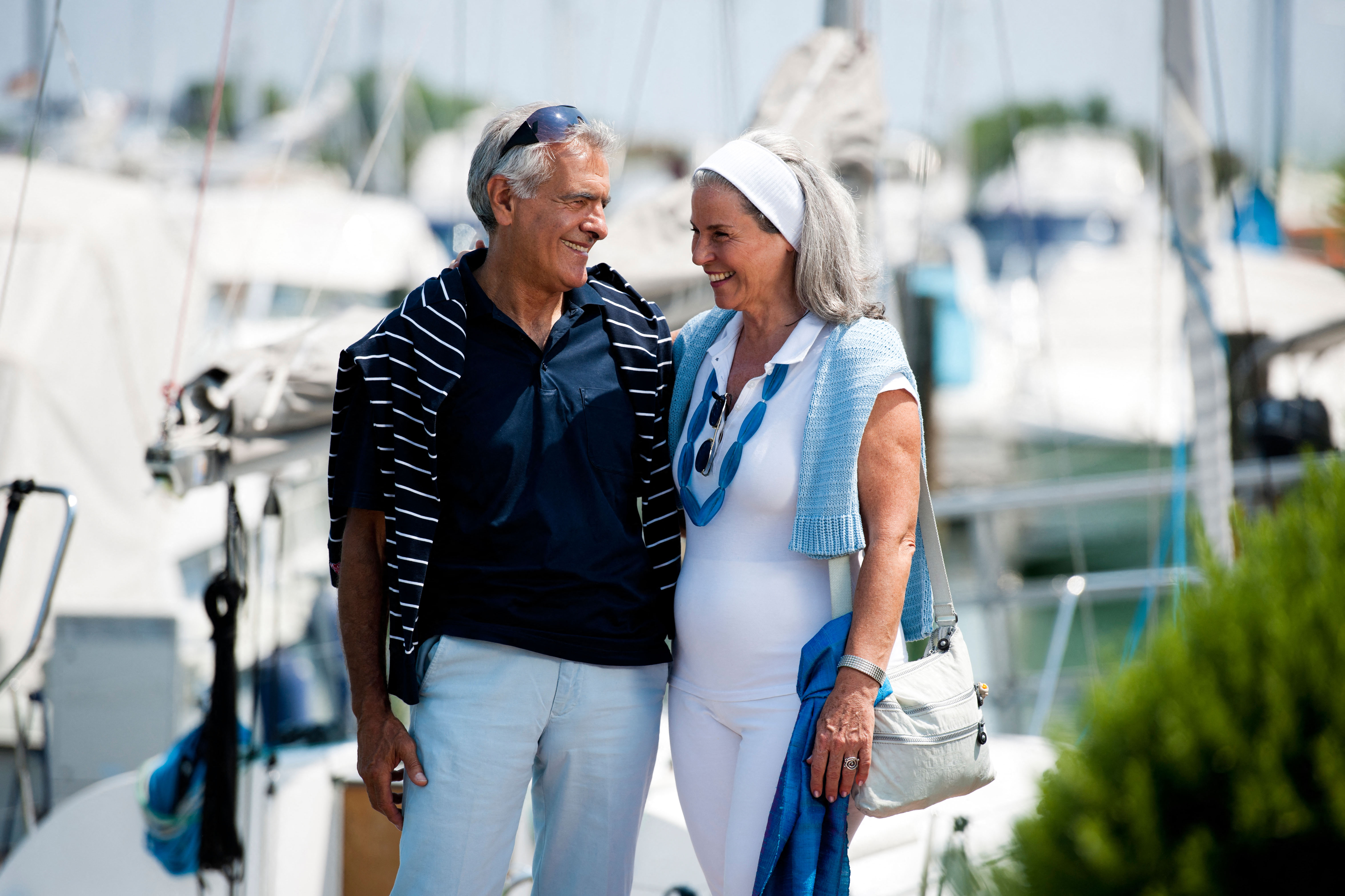 DXFM4R Mature couple enjoying a stroll at a marina