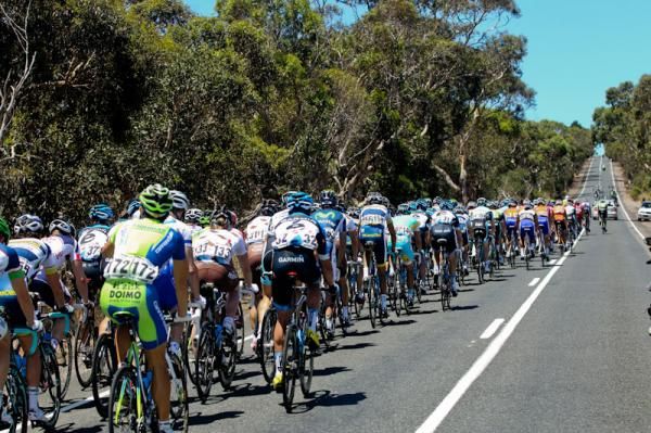 The peloton string out on the way down south