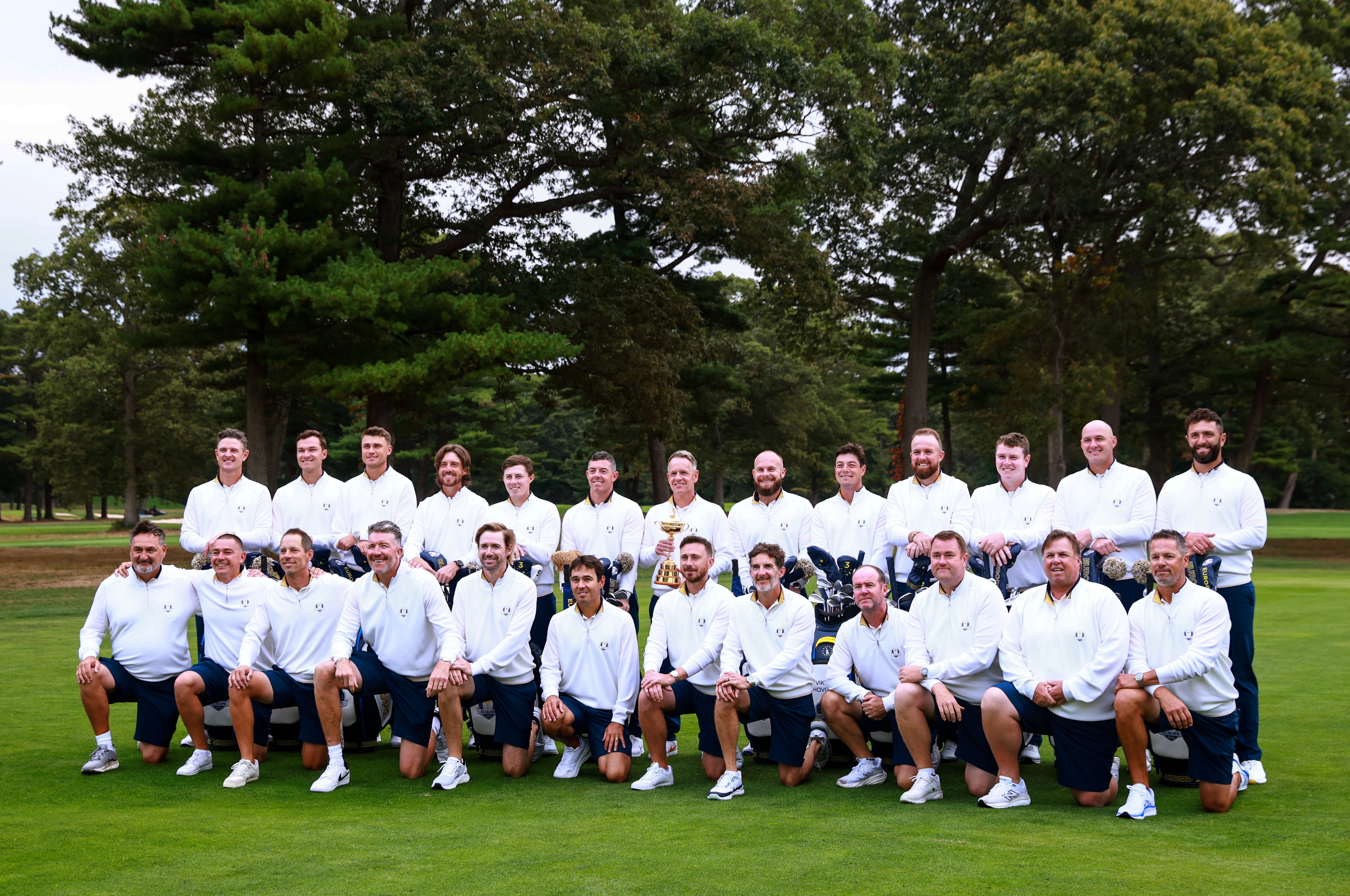 Team Europe and their caddies pose for a team photo