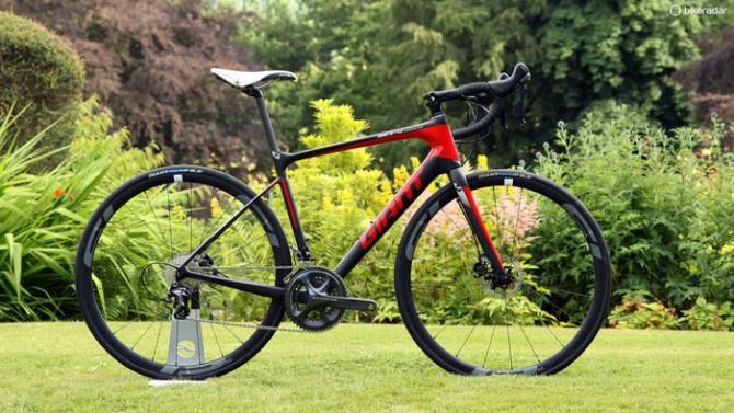 The new Giant Defy Advanced Pro 1 frame uses a slightly heavier carbon blend than the top-end SL frame, plus a telescoping D-shaped seatpost. The Shimano Ultegra mechanical group is paired with Shimano's new RS685 mechanical/hydraulic Dual Control levers