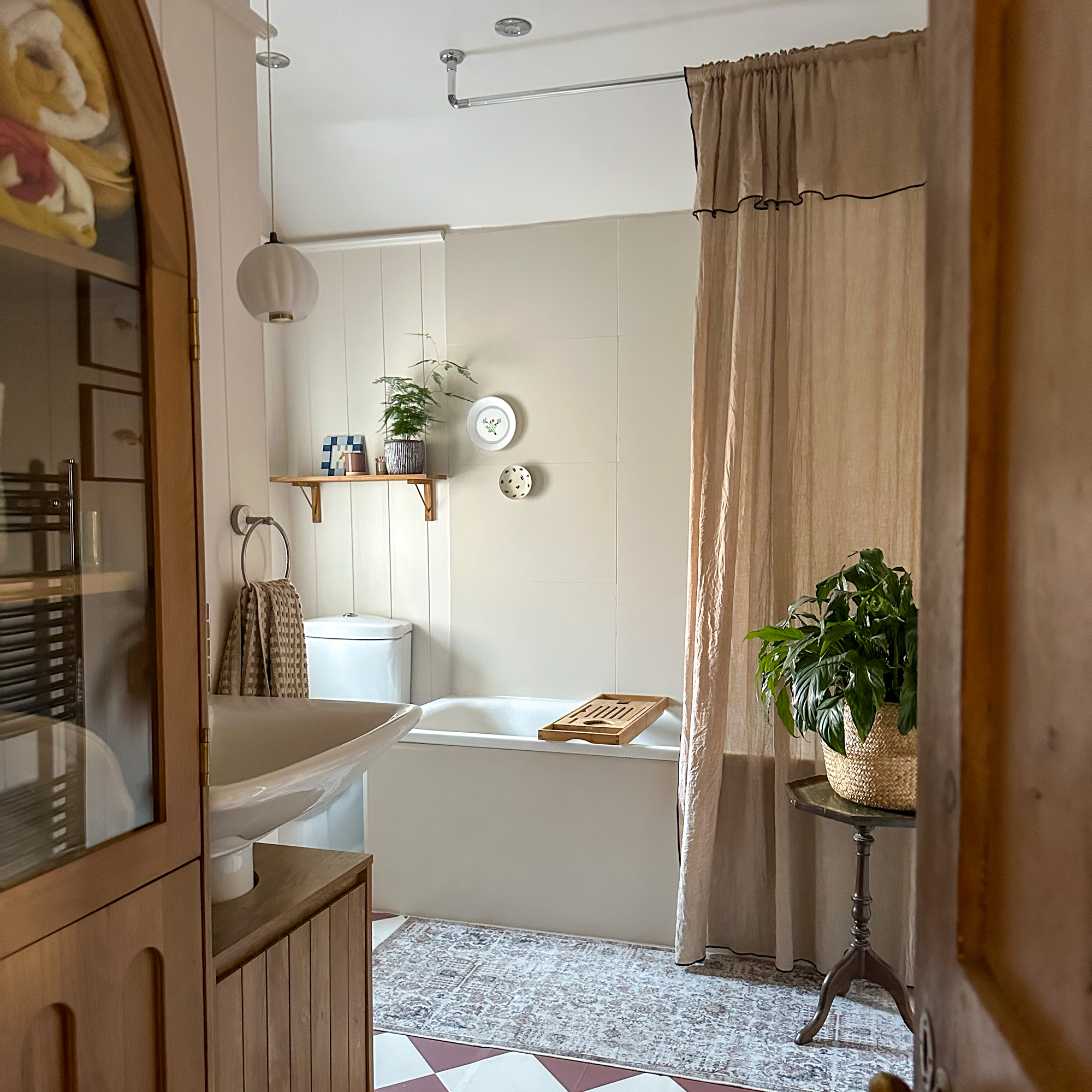 bathroom with lamp hanging down