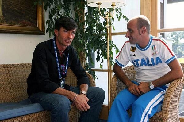 Gianni Bugno explains to Bettini how he keeps his hair looking so great.