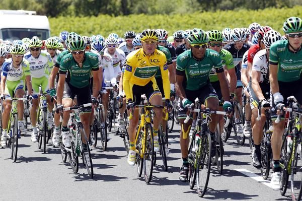 The yellow jersey's team takes care of him on stage 15