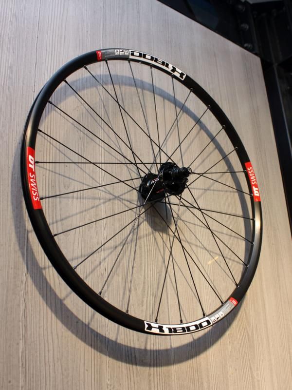 The new X 1800 wheels are similar to the X 1600 trail bike model but with a conventional two-pawl freehub system.