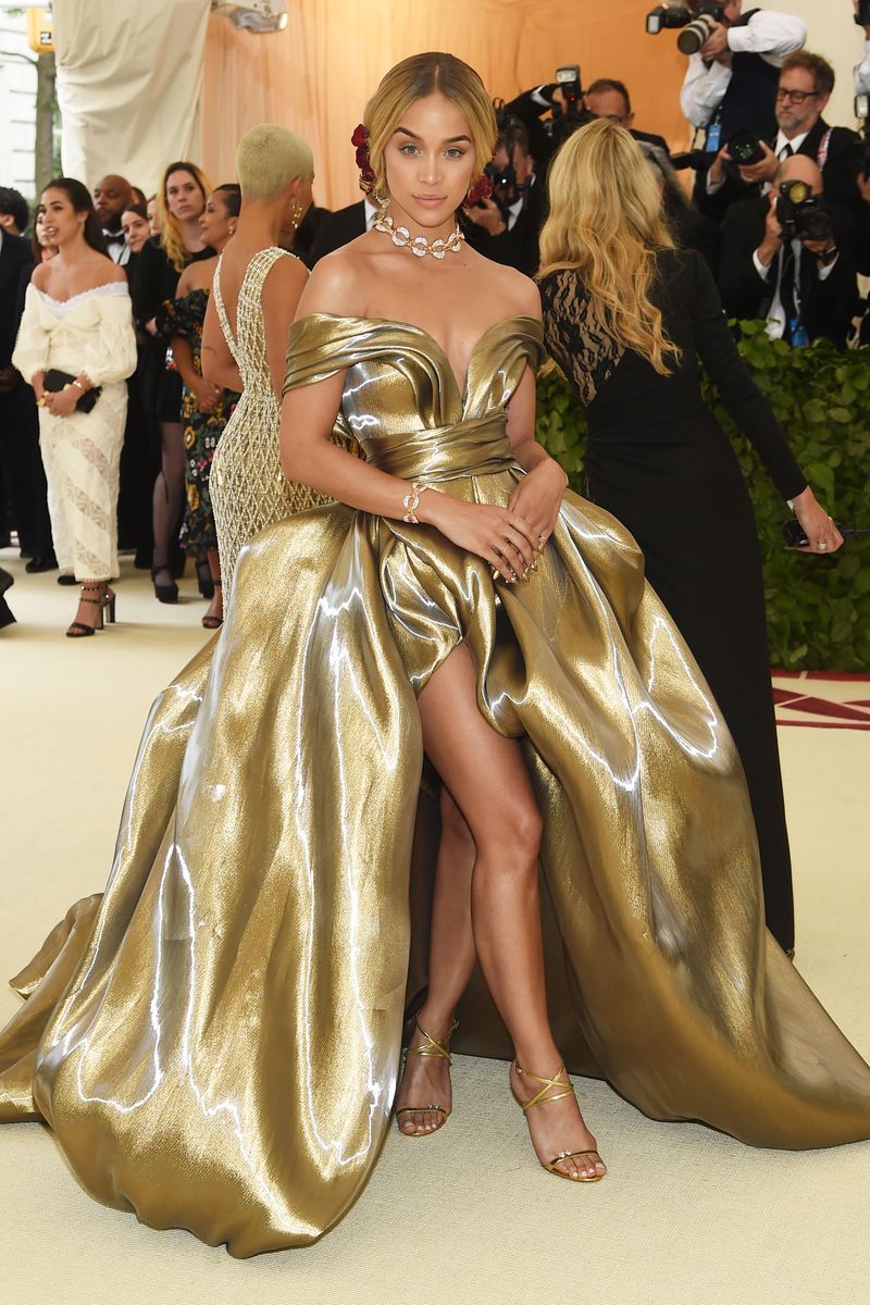 Gown, Dress, Carpet, Red carpet, Fashion, Hairstyle, Beauty, Flooring, Premiere, Joint,