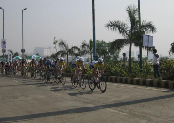 The Glud &amp; Mastrand and the Marco Polo Cycling Team chasing the six-rider breakaway in the Mumbai Cyclothon.