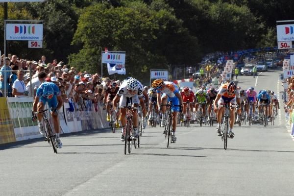 The five-man break approaches the finish of the GP Ouest France with the peloton in hot pursuit.