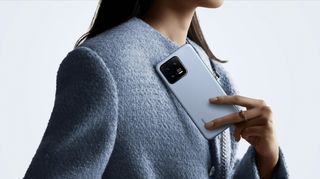 El Xiaomi 13 en color azul, visto por detrás, en la mano de una mujer