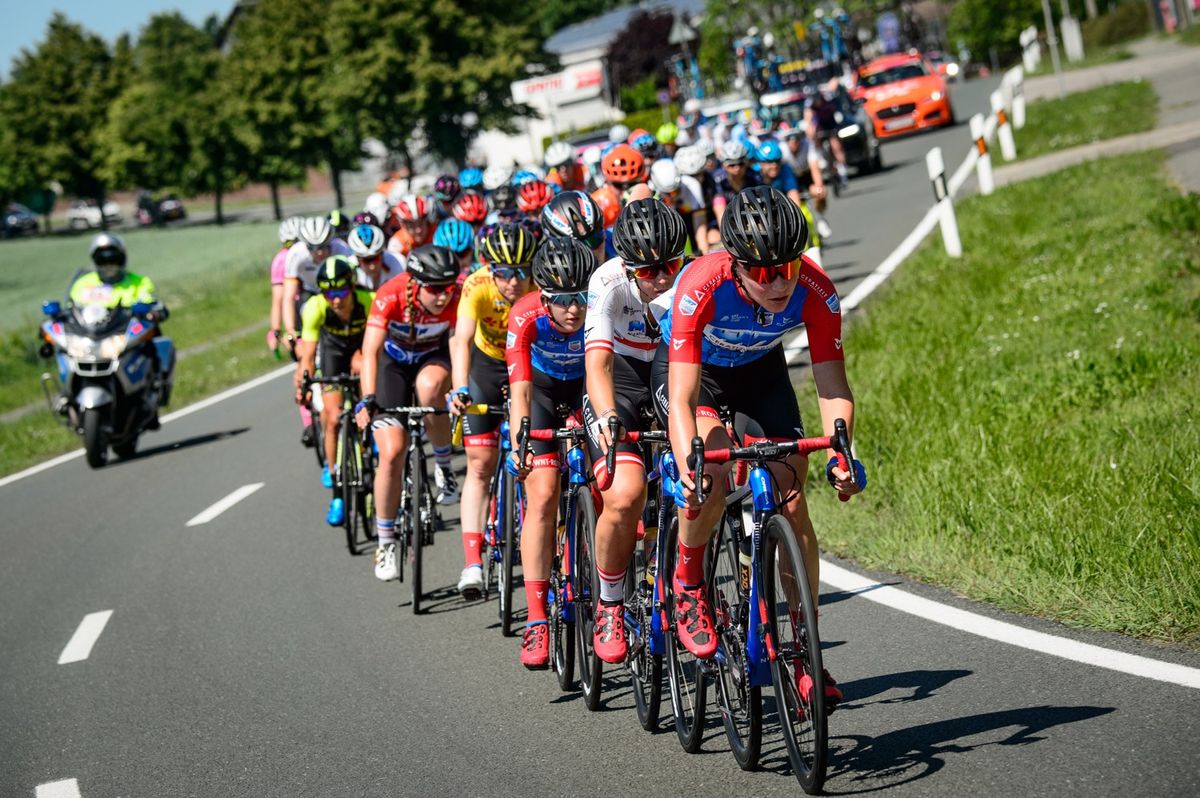 The peloton on the final stage