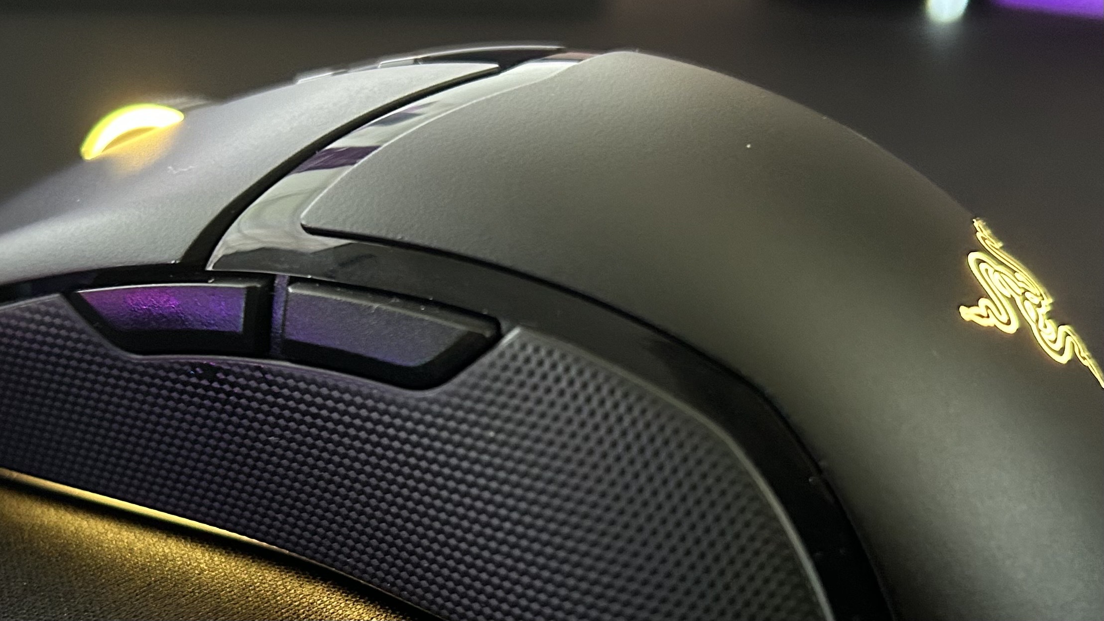 Razer Cobra Pro hump close up