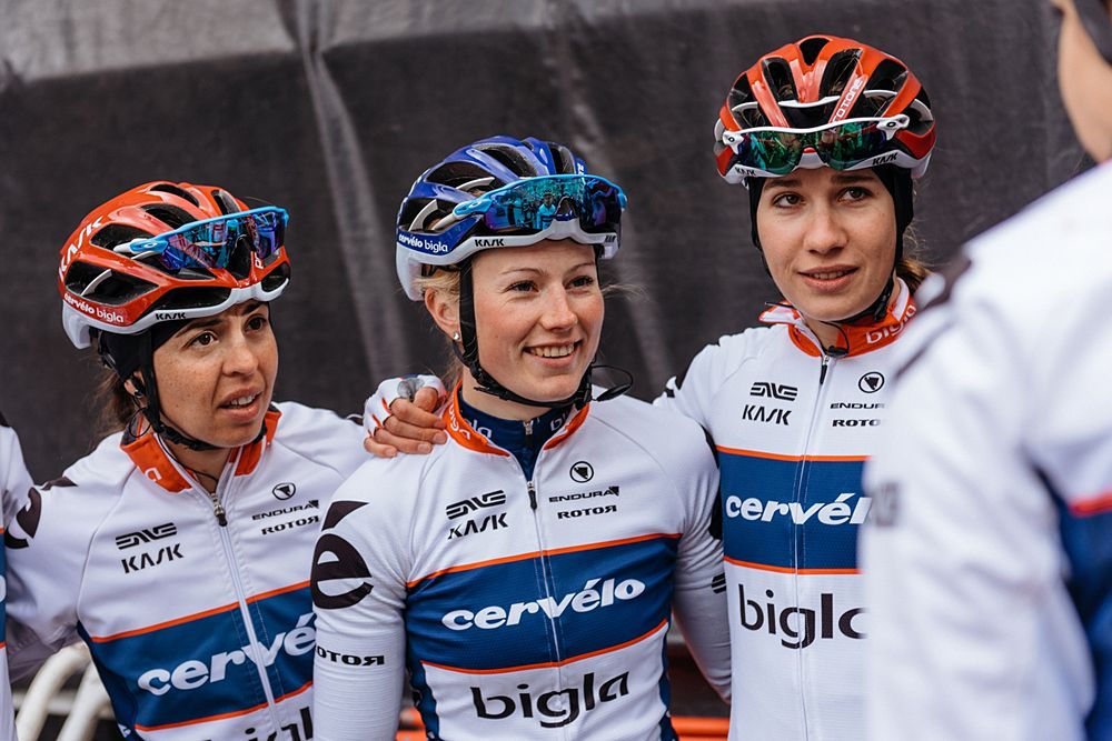 Cerv&eacute;lo Bigla gather backstage for a selfie - Women's Gent Wevelgem 2016