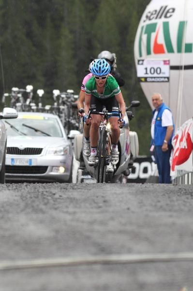 Emma Pooley (Garmin-Cervelo) leads Marianne Vos (Nederland Bloeit) to the finish line