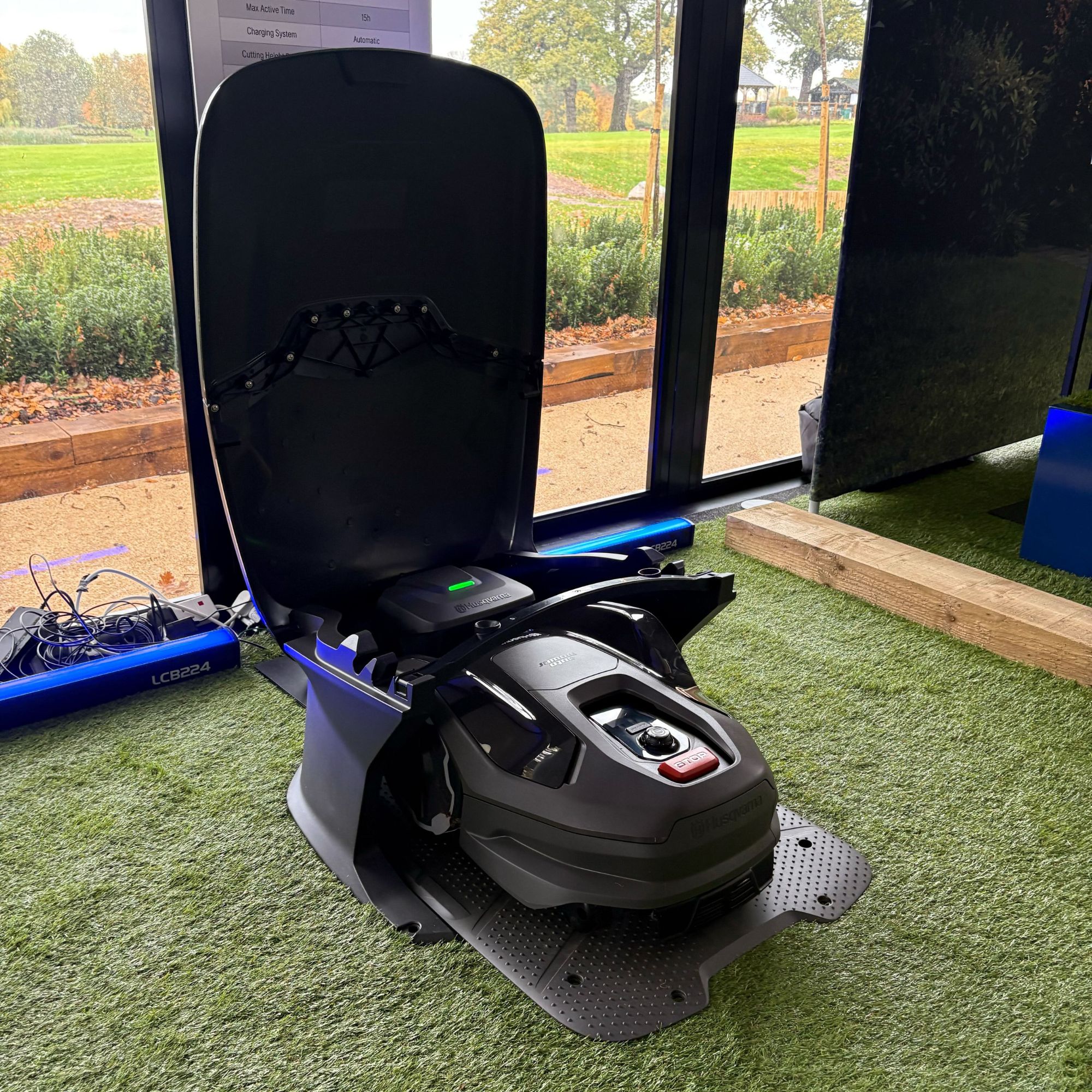 Husqvarna Automower 305E NERA in station