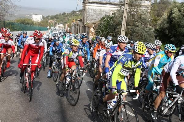 The peloton before the Picota climb at km 127.4.