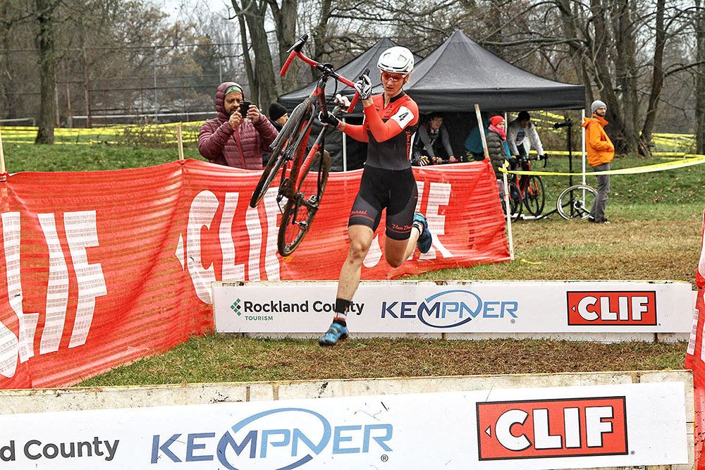 Cassandra Maximenco seems to fly over the barriers (with style)