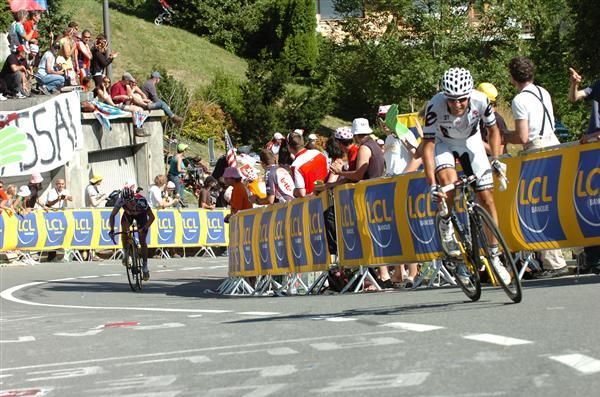 Cadel Evans (Silence-Lotto) losing time to Carlos Sastre (Cervelo TestTeam)