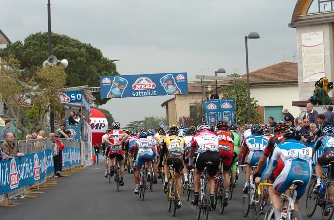 The peloton in full flight