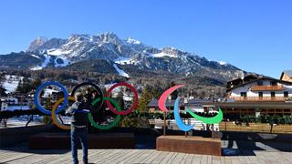 People take pictures with the Olympic Rings in Cortina d'Ampezzo that will host the Women's Alpine Skiing event during Milano Cortina 2026 Olympics Games, on January 17, 2025. (Photo by Tiziana FABI / AFP) (Photo by TIZIANA FABI/AFP via Getty Images)