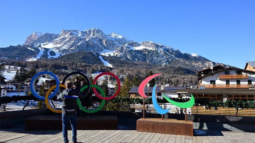 People take pictures with the Olympic Rings in Cortina d&#039;Ampezzo that will host the Women&#039;s Alpine Skiing event during Milano Cortina 2026 Olympics Games, on January 17, 2025. (Photo by Tiziana FABI / AFP) (Photo by TIZIANA FABI/AFP via Getty Images)
