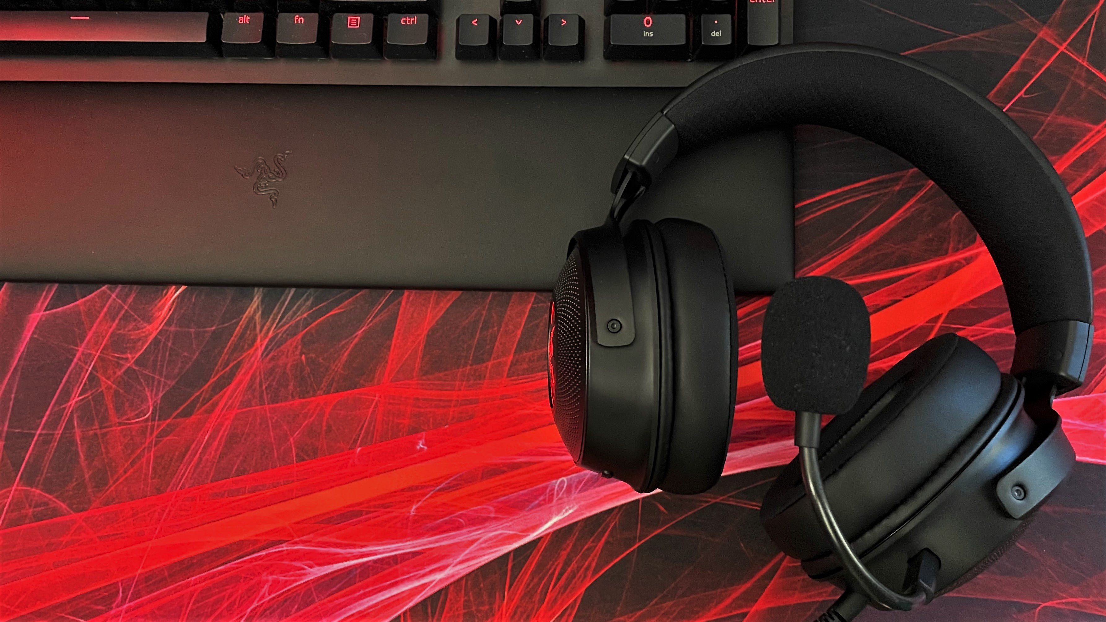  Razer Kraken V3 Pro Wireless Gaming Headset with Haptic  Technology, THX Spatial Audio, 50mm Titanium Drivers, Hybrid Memory Foam  Cushions : Video Games