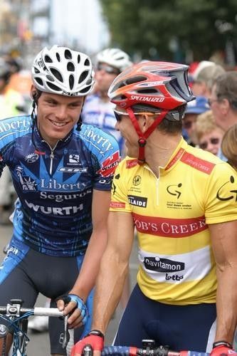 Robbie McEwen (Davitamon-Lotto) chats with Luis Sanchez (Liberty)