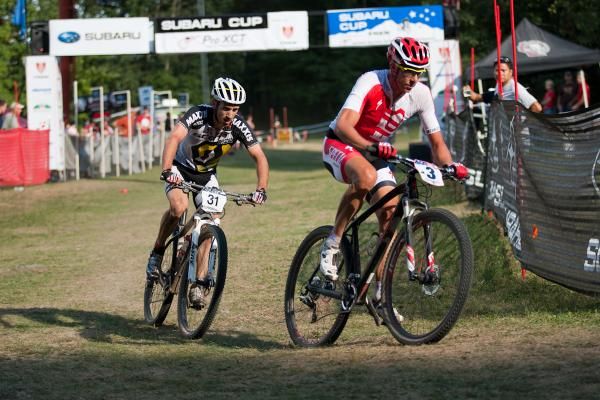 Todd Wells (Specialized Racing) maintains the lead over Derek Zandstra (Scott 3Rox Racing) heading into the final lap.