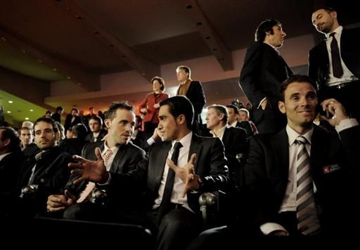 Samuel S&aacute;nchez talks with Alberto Contador while Alejandro Valverde takes a call during the Vuelta presentation.