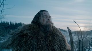 Leonardo DiCaprio i The Revenant, som blickar ut över ett snötäckt landskap.