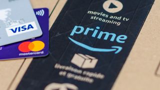 Paquete de Amazon Prime con dos tarjetas de crédito encima
