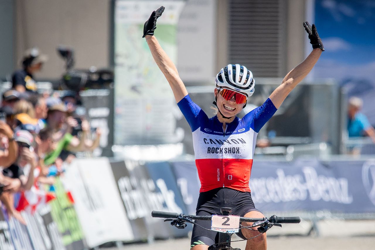 Loana Lecomte (Canyon CLLCTV) wins