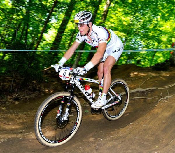 Nino Schurter (Scott-Swisspower) races toward second place