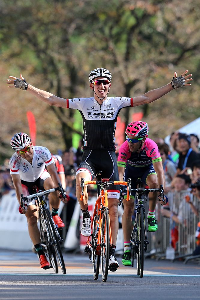 Bauke Mollema sits up and celebrates