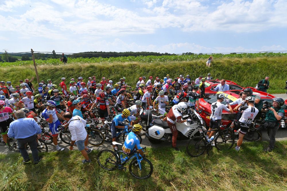 The peloton was stopped for 15 minutes