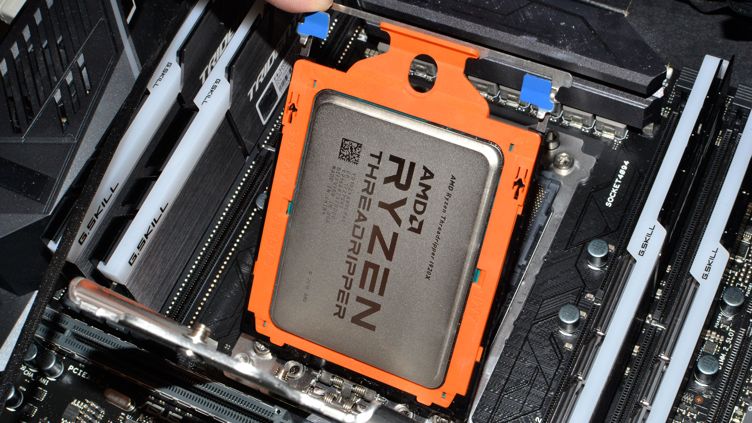 Anakart üzerindeki AMD Threadripper soketi