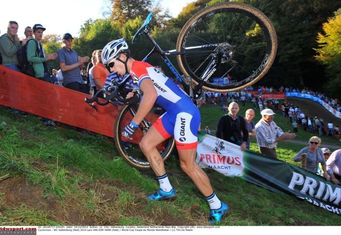 Lars van der Haar (Giant-Shimano) shows how to do a run-up