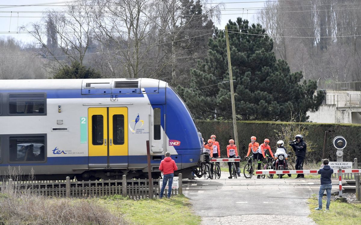 Unlike in the Scheldeprijs, the riders waited patiently for the train to pass
