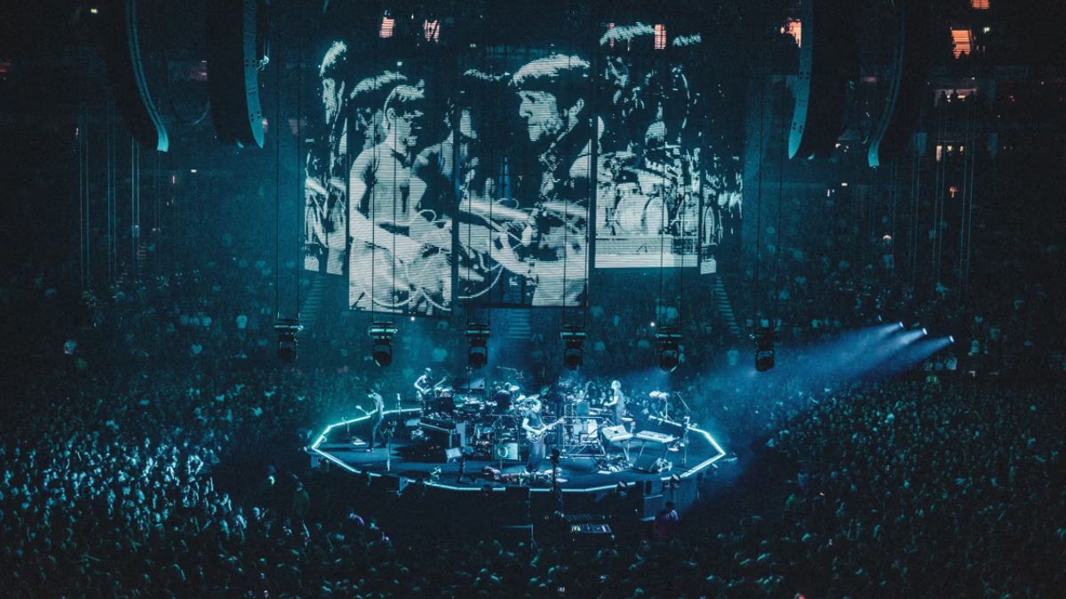 Radiohead performing live in 2025, photos by Alex Lake