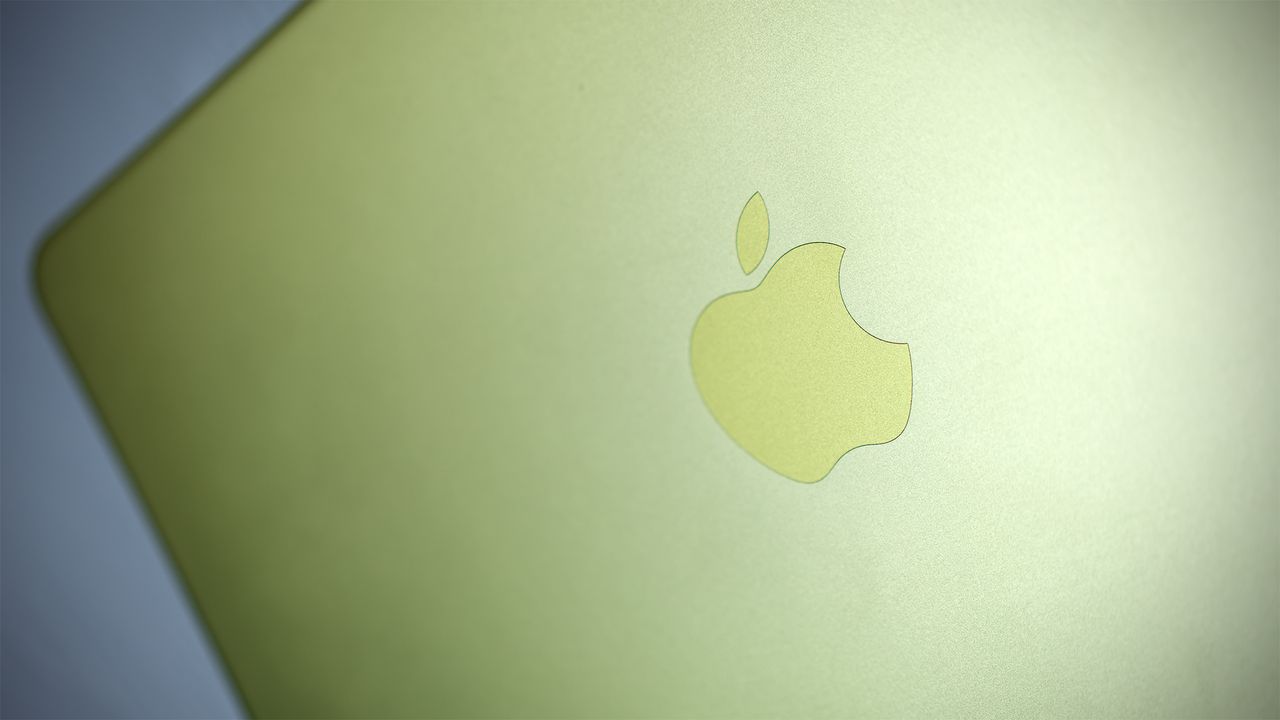 Apple MacBook Neo in Citrus colour.