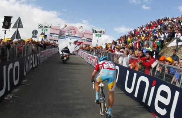 Alexandre Vinokourov (Astana) reaches the finish