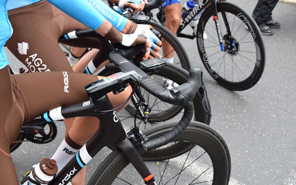 Bardet runs Deda Alanera handlebars with rubber blocks underneath the hoods for improved hand position