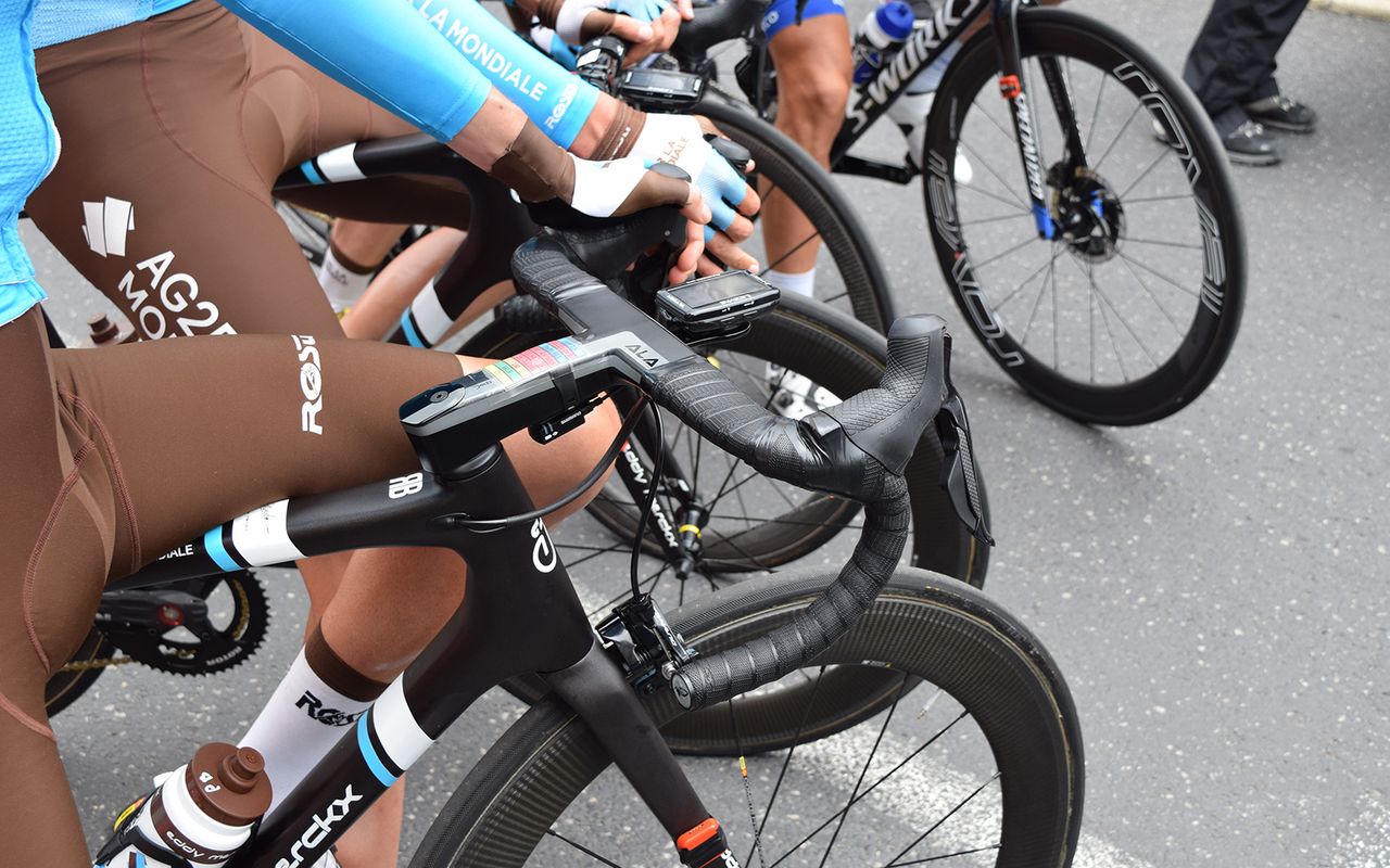 Bardet runs Deda Alanera handlebars with rubber blocks underneath the hoods for improved hand position
