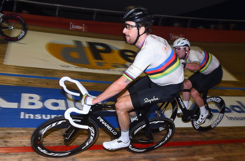 Bradley Wiggins about to slingshot Mark Cavendish