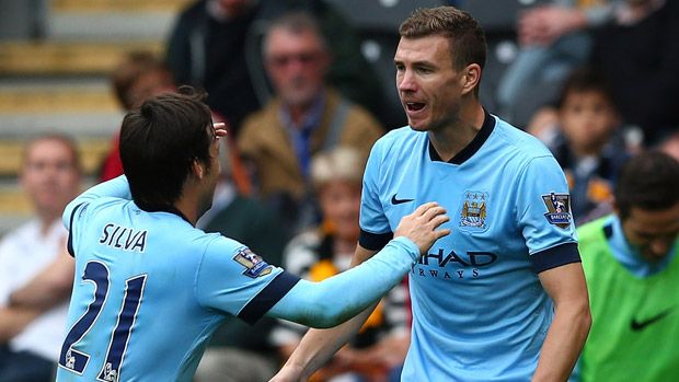 Edin Dzeko of Manchester City celebrates with team-mates after scoring in Hull vs Man City match