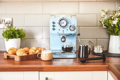 Swan SK22110BLN, Retro Pump Espresso Coffee Machine on a wooden countertop with breakfast items