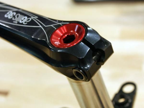 The updated Agilis 3G crank borrows its new - and more conventional - non-driveside arm clamp design from the 3D. The threads are replaceable, too.
