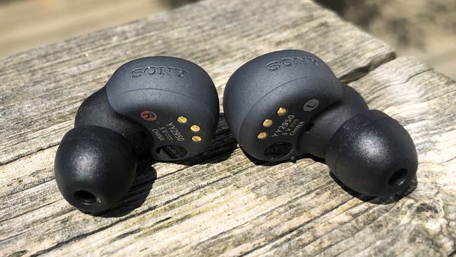 ケースの前に Sony LinkBuds S が 1 つあります。