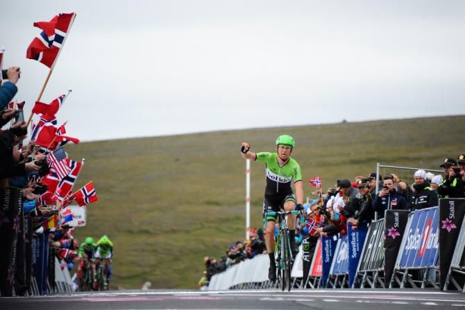Lars Petter Nordhaug (Belkin) gives an one arm salute after winning he stage