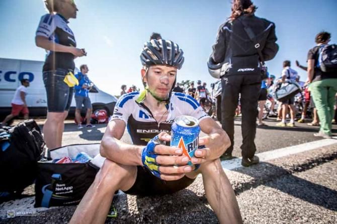 Leo K&ouml;nig (Netapp-Endura) studies his soda can